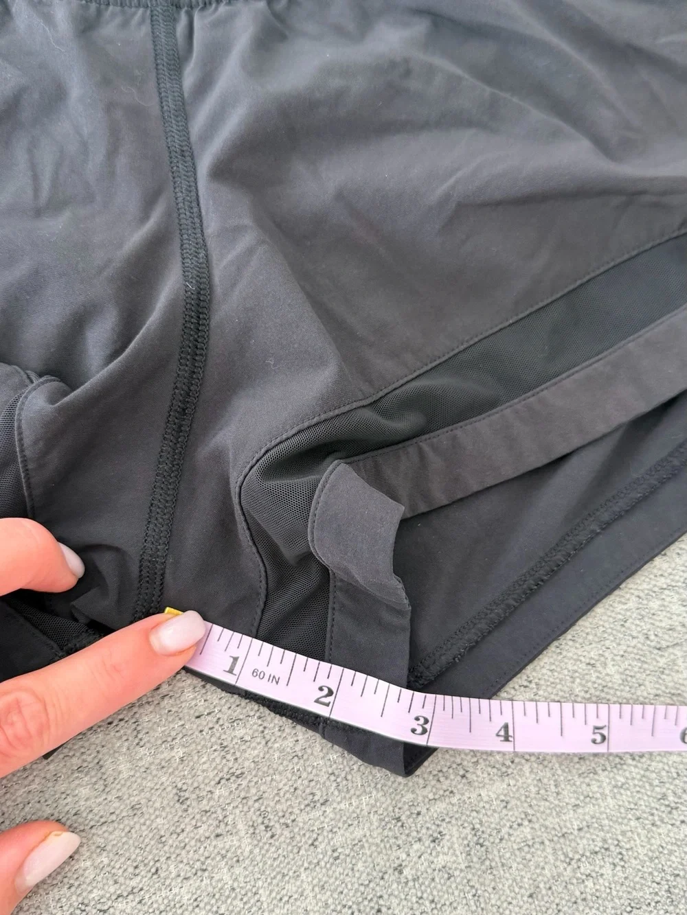 Lululemon black lined  Speed up shorts 2,5” sz 6